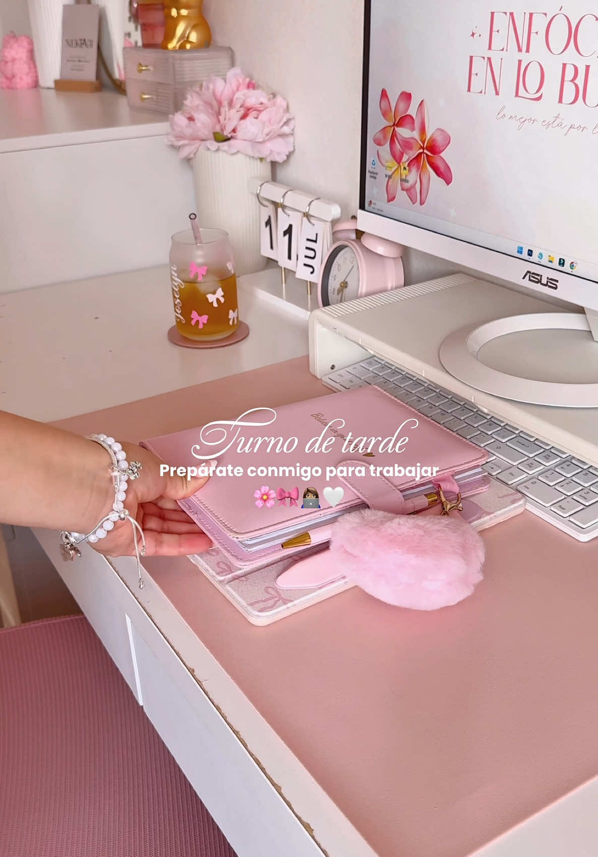 Prepárate conmigo para trabajar 🌸👩🏽‍💻 Mis imprescindibles: 🎀 Espacio recogido y limpio 🖥️ 🎀 Una bebida fresquita 🍹 🎀 Una velita con aroma dulce 🍬 🎀 Algo de musiquita 🎧 🎀 Mi agenda 📓 Y ahora sí, a trabajar 👩🏽‍💻🌸