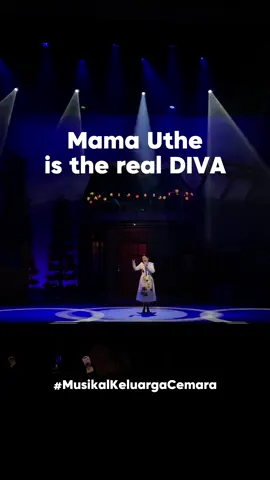 Special performance by Mama Uthe at #musikalkeluargacemara, her voice, her power prove that Mama Uthe is the real diva. Baguuss bangeett!!! #keluargacemara #fyp #mamauthe #musikal 