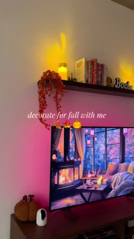 on décore pour l’automne/halloween (partie 1)🍁🍂🎃  (j’ai réalisé que le free will existait alors je pouvais bien faire ce qui me rend heureuse chez moi = rendre l’automne plus long😌) #creatorsearchinsights #fyp #montreal #unistudent #unilife #appartement #tidy #fall #autumn #falldecor #autumnvibes #halloween #halloweendecor #homedecor #gilmoregirls #summerween #decor #decoration 