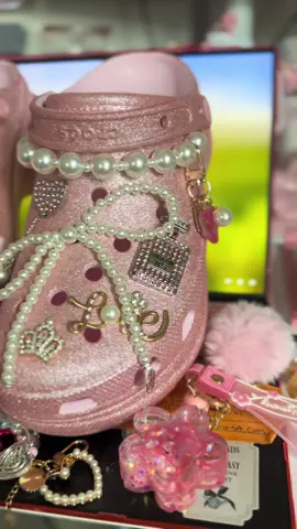 I just love these sparkly bae clogs from @crocs 