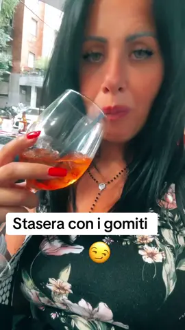 Stssets con i gomiti 🤣🤣🤣🤣#sabatoseracheck #donneitaliane🇮🇹 #reginanera🖤🖤🖤🖤 #ilmiomondoperfetto🇮🇹🇮🇹🇮🇹🇮🇹🇮🇹🇮🇹🇮🇹🇮🇹🇮🇹🇮🇹 