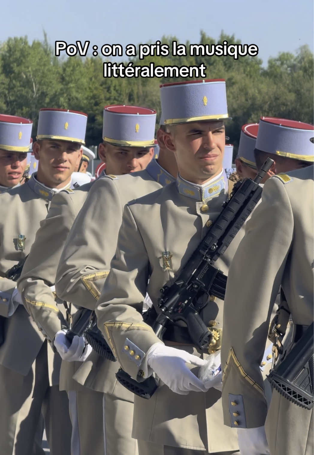 Sortez les armes à feu… même pour le 14 Juillet 😏 Certaines de nos troupes à pied défilent armées. Les régiments d’infanterie, par exemple, portent le HK416. C’est l’arme qu’ils utilisent au quotidien, un symbole de leur mission de combat. Chez les sapeurs-pompiers de Paris, on aperçoit le FAMAS. Les officiers, eux, défilent avec un sabre. Par respect pour la tradition, le sabre représentant le commandement. Mais au final, que ce soit avec une arme ou un sabre, chacun défile pour représenter son unité, son engagement et sa mission 💪 #arméedeterre #14juillet #bastilleday 