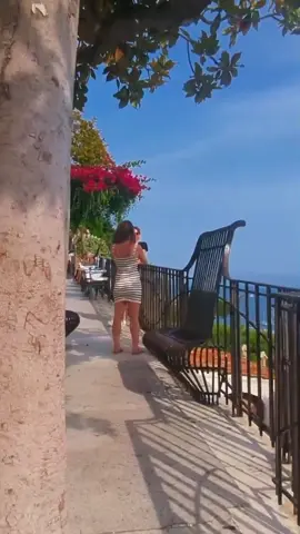 ecco la bellissima città di Positano in Italia 🇮🇹🇮🇹🇮🇹