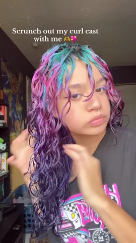 My favorite part of the process ;) #curlcast #curlscrunch #curlroutine #curlyhairtutorial #curkyhairroutine #gelcast #hairroutine #curlygirl #curlyhair #hairroutine 