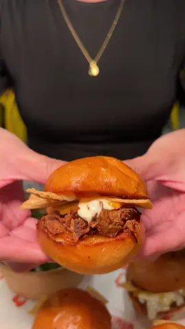 LLEGARON A @sagradataqueriacol LAS FAMOSAS MINI BURGERS DE DUBAI 🇦🇪 vienen 8 que se sirven con consomé de birria y queso cheddar fundido Disponible en nuestras 4 sedes en Bogotá📍 Sagrada 95❤️‍🔥 Calle 95 # 11A - 67  Sagrada 72❤️‍🔥 Carrera 26 # 71B - 30  Sagrada 26❤️‍🔥 @granestacioncc - Plazoleta de comidas, tercer piso - Local 353  Sagrada 53❤️‍🔥 ( solo disponible la Burgerbirria )  Calle 53 con Carrera 21 - Bomba Primax⛽️ Galerías #parati #sagradataqueria #restaurantesbogota #recomendacionesdecomida #restaurante #birriabogota #taqueria #miniburger 
