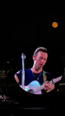 The moon was a paid actor 🥲 #coldplay #toronto #sparks #foryiupage #fyp #foryou #coldplayconcert 