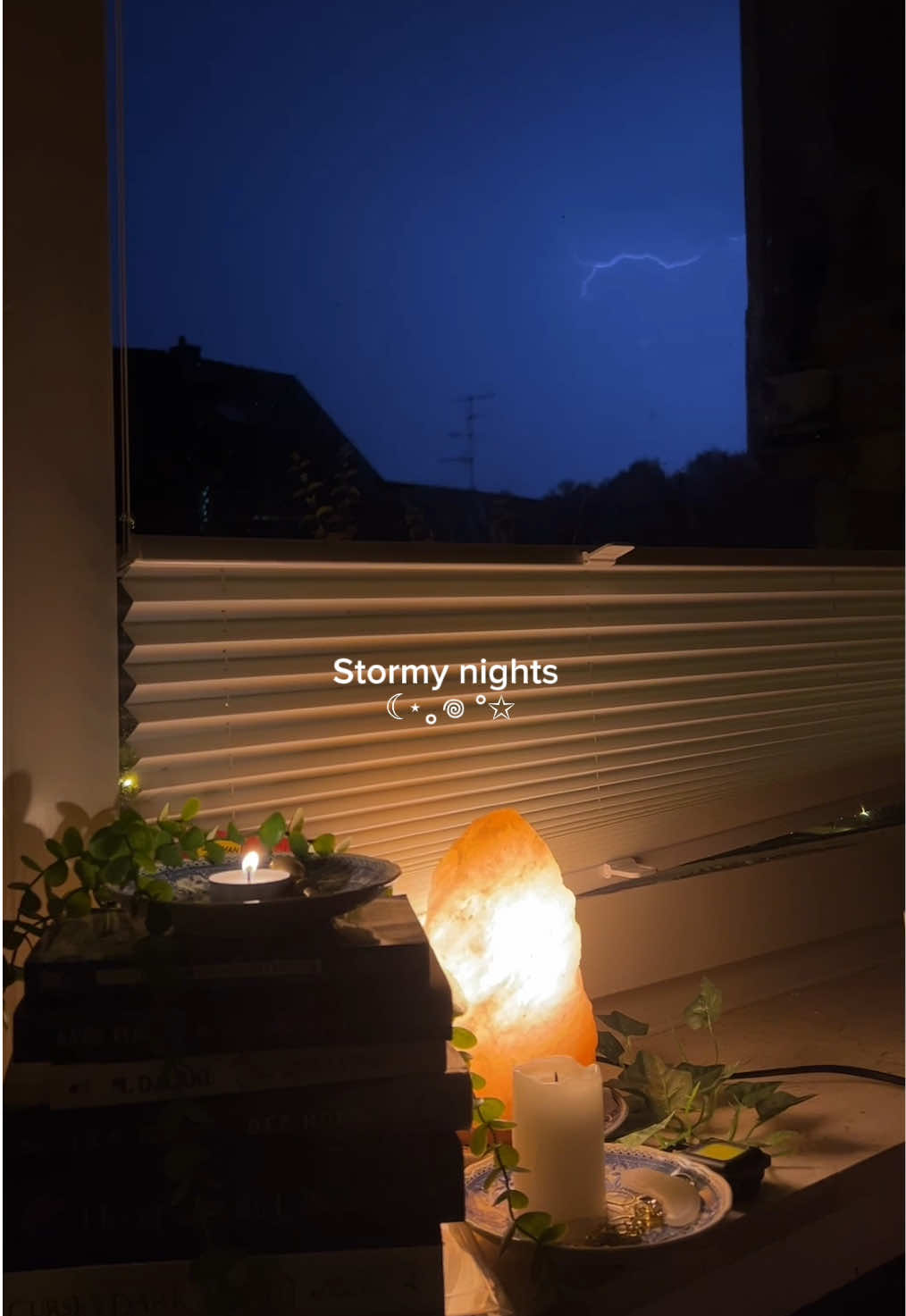 The coziest !! #digitaldiary #cozyroom #rainynights #gilmoregirls #fall #autumn 