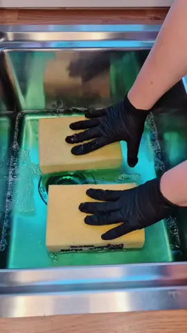22 bottles of duck? 1 sink. 850 comments on here and it’s happening 💙🧽 Not copying Fairy Queen 👑 we’re partners in grime 😜🫧 also does anyone else crave Cif ocean or are you normal? Lots of cheeky added extras too! #asmr #spongesqueezing #sink #CleanTok #visual #asmrsounds #suds #satisfyingvideos #blue #sudsy #greeen #fyp 