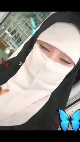وكأنكِ زهرهَ كل الفراشَاتَ تنتمي إليكِ 🦋🌸