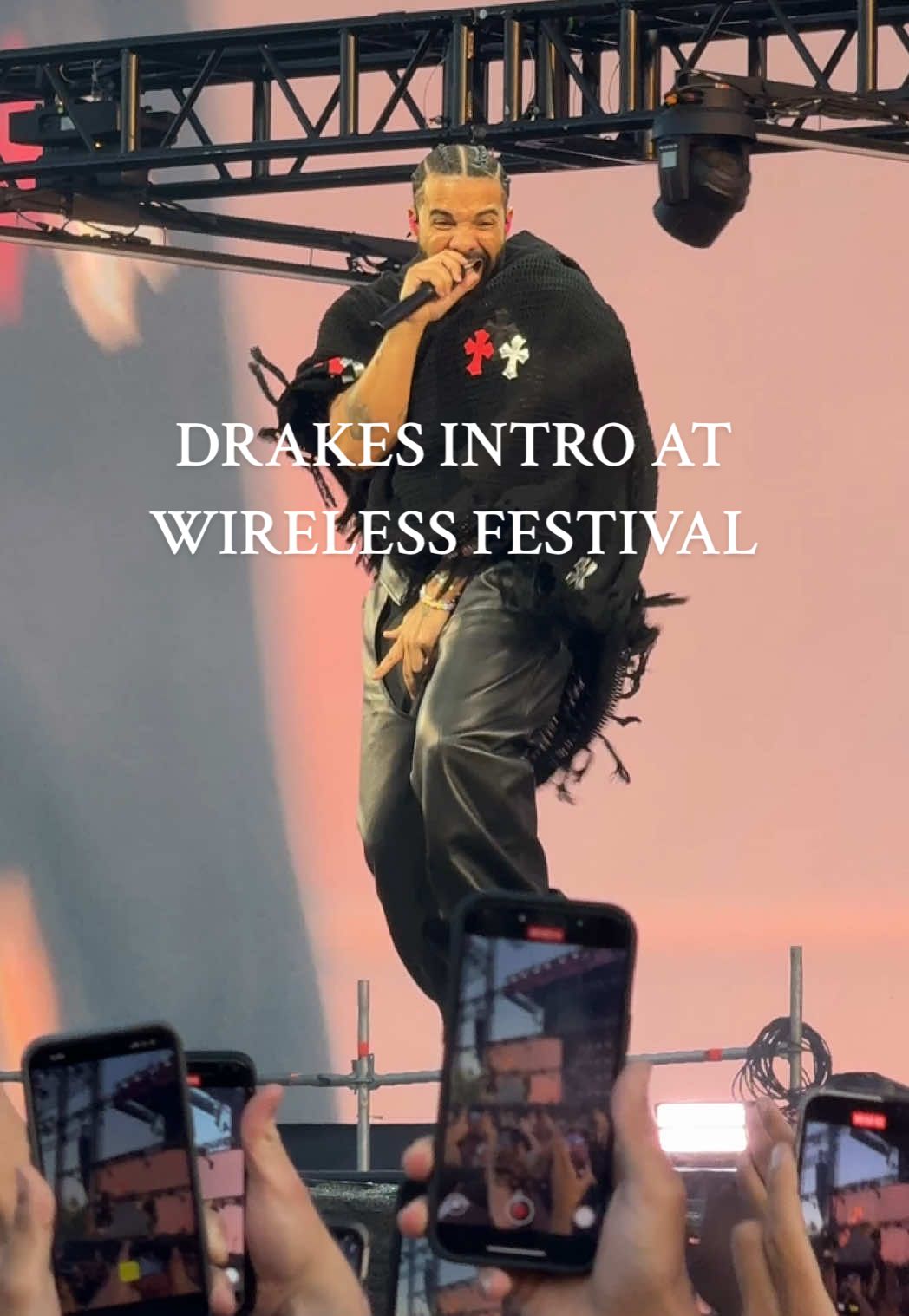 Drake’s intro at #wirelessfestival #london Saturday night #drake #mandem 