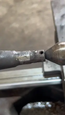 Fazendo rosca #machine #torno #fresadora #cnc #usinagem #o #industria #a #metal #mecanizado #mecanica ##fresa #machining #metalmecanica #n ##ceramica #cncmachining #feruuramentaria #tornearia #mecanizadocnc #metalurgia #tornocnc #machinist  #e 