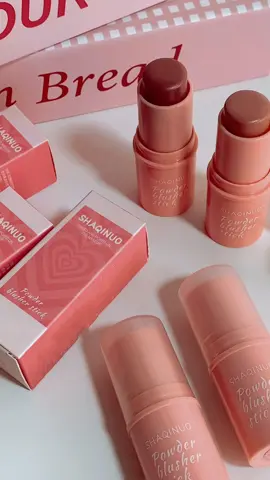 🎀✨ Make de diva começa com aquele glow natural! Apresento o blush bastão que é prático, versátil e deixa a pele com aquele ar coradinho de saúde que a gente ama! 💖 Desliza fácil, espalha como sonho e dura o dia todo! 💋 Quer ficar com carinha de rica? Então passa esse blush e arrasa, diva! . . . #make #maquiagem #makeup #maquiagembrasileira #maquiagemperfeita #maquiagemdodia #maquiagemnoturna #maquiagemparainiciantes #makeupviral #maquiagemfacil #makeglow #maquiagemleve #maquiagemprofissional #makeuptutorial