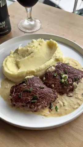 Lomo a la mostaza con puré cremoso ⭐️  Ingredientes  • 1/2 lomo  • ⁠1 cebolla • ⁠1 puerro • ⁠1 cda de almidón de maíz • ⁠Caldo o agua caliente (cantidad necesaria) • ⁠200 ml de crema de leche • ⁠1 cda de mostaza • ⁠½ cda de miel Para el puré: • 4 papas medianas • ⁠Manteca c/n • ⁠Leche c/n • ⁠Sal, pimienta, nuez moscada • ⁠Ciboulette fresca para terminar Para acompañar: • Una Imperial Cream Stout bien fría Paso a paso Doramos el lomo: 1. Cortá los lomos en medallones de 2 a 3 cm. En una sartén bien caliente con aceite de oliva, sellalos de ambos lados hasta que estén bien dorados. Retiralos y reservá. Base de sabor: 2. En la misma sartén, agregá un poco más de oliva si hace falta y cociná la cebolla y el puerro picados hasta que estén tiernos. Espesar la salsa: 3. Incorporá el almidón de maíz, mezclá bien y sumá caldo o agua caliente en cantidad suficiente para formar una base de salsa. Sabor final: 4. Agregá la crema, la mostaza y la miel. Cociná unos minutos hasta que espese. Volvé a sumar los lomos a la sartén y cociná todo junto hasta alcanzar el punto de cocción que te guste. El puré cremoso: 5. Herví las papas peladas y hacé un puré con manteca, leche, sal, pimienta y nuez moscada. Tiene que quedar bien suave y cremoso. Emplatamos: 6. Serví el puré como base, salsa,  los medallones por encima, y terminá con ciboulette picado. Maridaje ideal: 7. Acompañalo con una Imperial Cream Stout. Cremosa, tostada, con ese toque que equilibra la mostaza y realza todo el plato. Una combinación que no falla. #Receta #Recipe #lomo #pure #lomoconpure #recetasfaciles #viral #recetastiktok #typ #carne #purecremoso #longervideos #almuerzo #cena #recetasquefuncionan #cerveza #imperial 