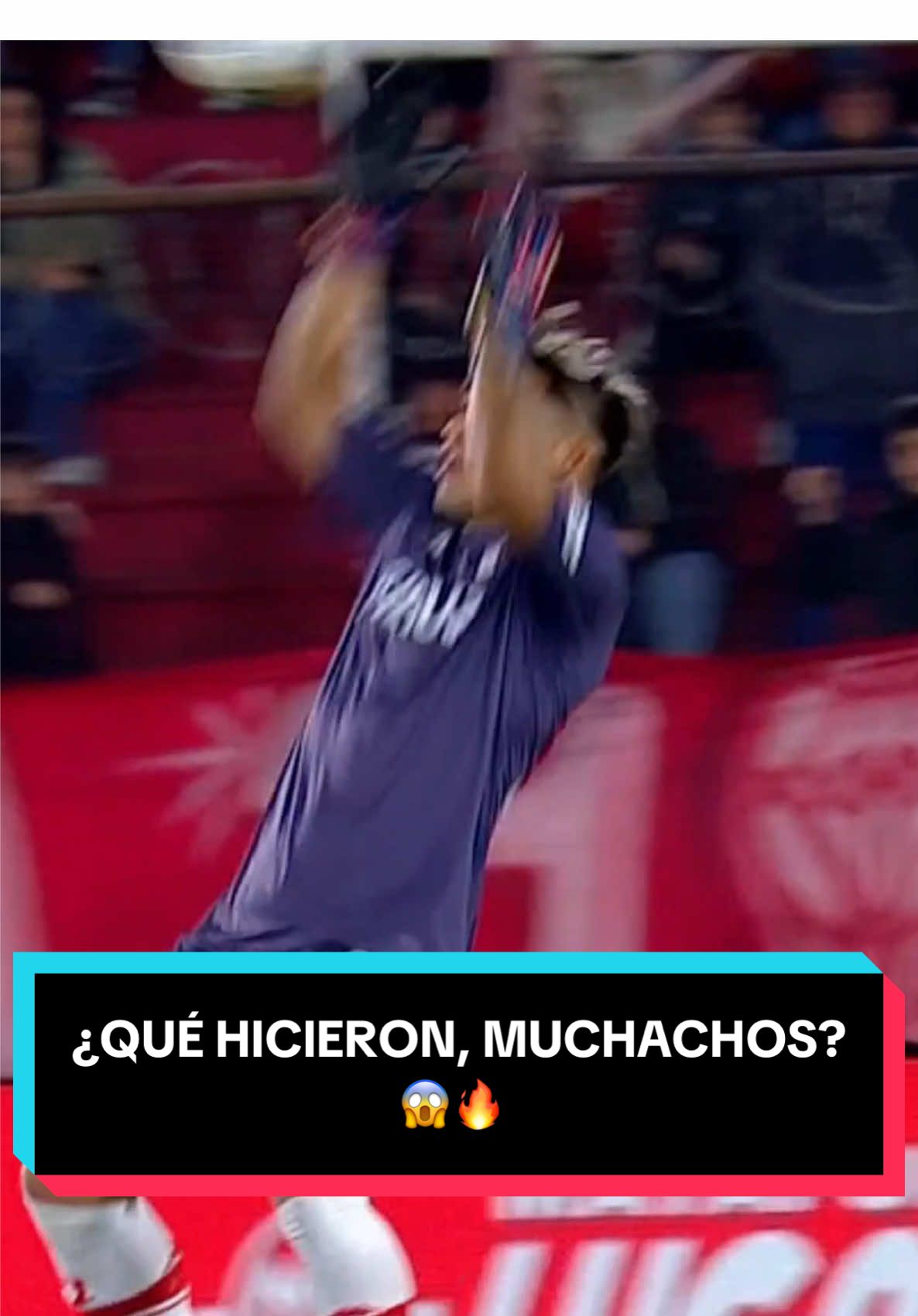¡AL BORDE DEL PAPELÓN! 🤯 Paz y Meza no se entendieron, el arquero de #Huracán tocó la pelota con las manos fuera del área y se ganó la tarjeta amarilla en el Ducó 🔥⚽️ 📺 ESPN Premium | Suscribite al Pack Futbol | #TorneoClausura #TikTokDeportes #Futbol 