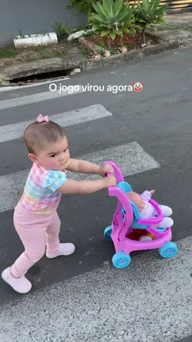 Uma neném com outro neném 🤌🏻 #fy #explorar #bebe #bebestiktoks #1ano #viralizada #passear #humor #boneca #carrinho #fyppppppppppppppppppppppp 