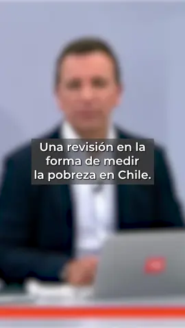 🎥 #VocesDelCEP | ¿Cómo se define quién es pobre en Chile? En este video, Sebastián Izquierdo y Gabriel Ugarte explican de forma clara cómo se mide la pobreza por ingresos, por qué esa medición está desactualizada y qué cambios propuso la Comisión Presidencial para mejorarla. También adelantan las principales conclusiones de su análisis publicado en el último boletín de #VocesDelCEP: 