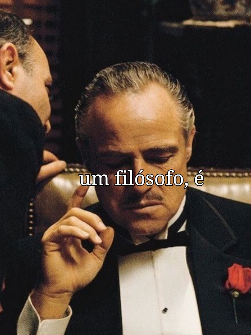 🔇 Falar menos é uma arte. Silenciar é uma arma. Em um mundo que venera o barulho, o verdadeiro respeito está no silêncio. Don Corleone sabia disso. Epicteto também. A palavra pode abrir portas... Mas é o silêncio que constrói impérios. 📌 Você é o tipo de pessoa que todos entendem... ou o tipo que ninguém consegue decifrar? #filosofia #thegodfather #filme #mafia  #fyp 