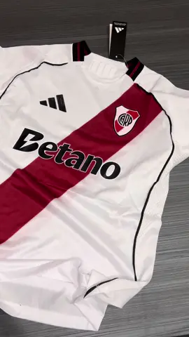 La nueva camiseta de River ya está acá 🔴⚪ Llevate la tuya antes de que vuele 🕊️ Tu camiseta, tu Cábala. #River2025 #CamisetaNueva #RiverPlate #TuCábalaTuCamiseta #fyp #foryou #viral #trend #camisetasdefutbol #riverplate #nuevacamiseta #futbolargentino #hinchasderiver #futbolstyle #unboxingcamiseta #futboltok #elmasgrande #cabalafutbolera #tucamisetatucabala