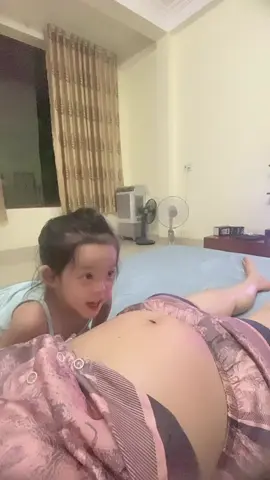 Ngày nào cũng gọi em Na ơiii 🥰🥰🥰 Xong hỏi cô là cô ăn là em bé trong bụng thấy ngon hả cô 😄😁😁