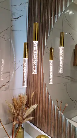 ✨ O charme único do design moderno com um toque celestial! Esse pendente em cor quente, com detalhes dourados e pretos, encanta pelo formato de lua com bolhas, criando um jogo de luz e sombra perfeito para ambientes sofisticados e acolhedores. Ideal para destacar salas, quartos ou cantinhos especiais, ele une elegância e personalidade em uma única peça. 🌙✨ #DecoraçãoModerna #PendenteDesign #LuzQuente #DetalhesDourados #FormatoLua #DecorComEstilo #IluminaçãoCriativa