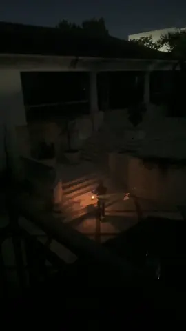 Há 32 anos, esse caseiro cuida desta casa, que alugamos recentemente. Todas as noites, sem falhar, ele percorre cada cômodo, em uma ronda lenta e silenciosa. É perturbador…dá a sensação de que ele está sempre vigiando algo que a gente não consegue ver…