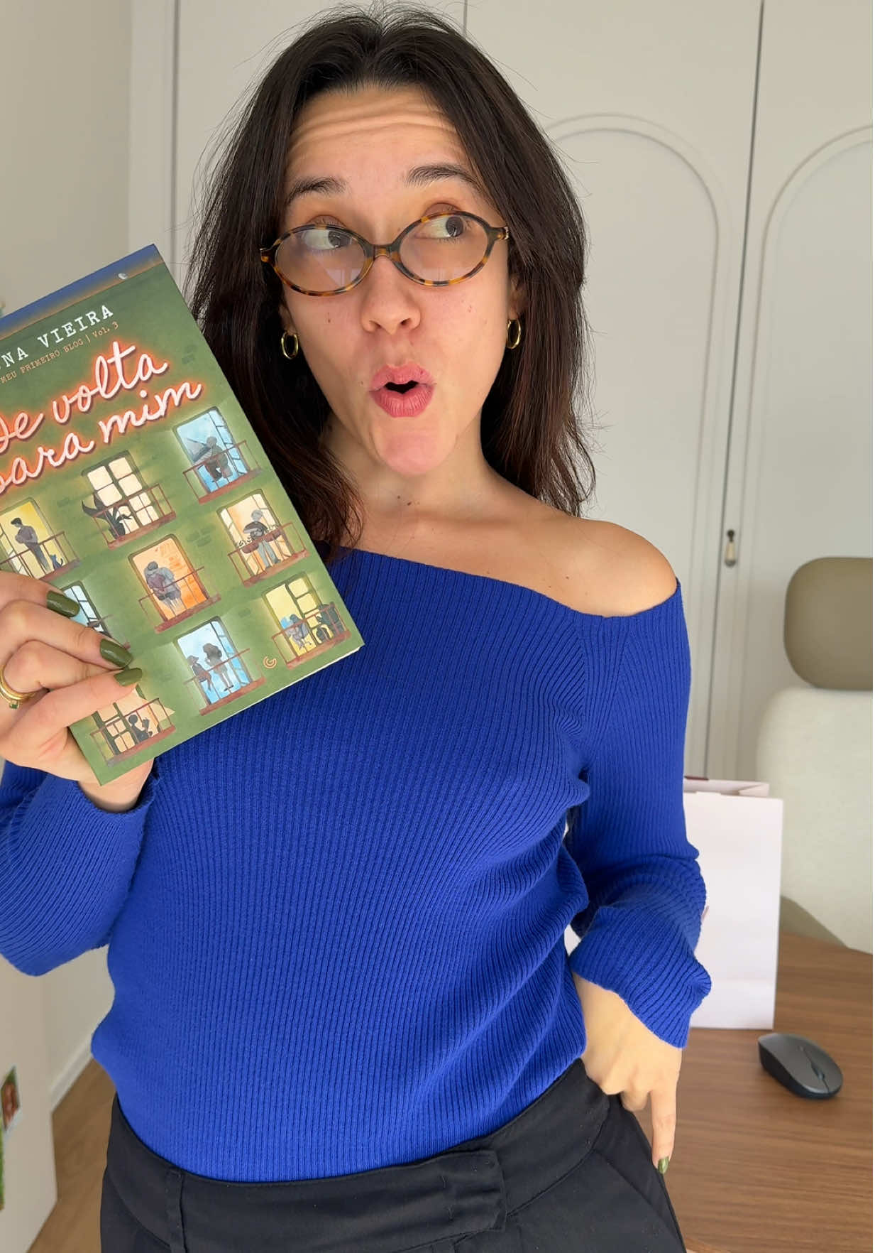 Oh hellooooooooo 📖🪄✨ pronta pra encontrar vocês na sessão de autógrafos do livro De Volta Para Mim