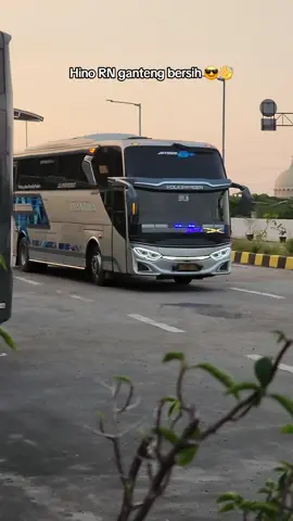 New Shantika (volkswagen) Super Eksekutif Jakarta - Kudus Jetbus 3  Powered by Hino #newshantika #newshantikabus #ayonaikbus #jetbus #bismania 