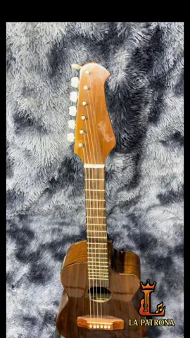 🎸 Bajito tipo Fender 🔥 En madera de Palo Fierro / Ébano mexicano, con ese tono oscuro y elegante que impone donde lo toques. 🔌 Electroacústico, ideal para enchufarlo y darle con todo en cualquier escenario 🎤 o para llevártelo unplugged a cualquier salida 🍃🚗 ✅ Suena macizo, afina con madre y se siente chingón en las manos. 📦 Envíos a toda la república 💳 Meses sin intereses 🎁 Pregunta sin compromiso y llévatelo con garantía 💯 #fpy #pppppppppppppppp #foryoupage #musica #acousticguitar #mariachi #pop #guitar #guitartok #fouryou #guitarlove 