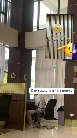 Peninjauan Kembali (PK)  adalah upaya hukum luar biasa dalam sistem peradilan yang diajukan setelah putusan pengadilan berkekuatan hukum tetap (inkracht) untuk memperbaiki kesalahan atau kekeliruan dalam putusan tersebut, atau jika ada bukti baru yang menentukan (novum) yang belum pernah dihadirkan sebelumnya.  Syarat Utama Peninjauan Kembali: 1. Putusan Sudah Berkekuatan Hukum Tetap (Inkracht):  Upaya PK hanya dapat diajukan setelah putusan pengadilan tidak dapat lagi diganggu gugat melalui upaya hukum biasa seperti banding atau kasasi. 2. Adanya Alasan yang Sah:  Permohonan PK harus didasarkan pada alasan-alasan yang sah dan diatur dalam undang-undang, seperti:     * Adanya bukti baru (novum) yang menentukan.      * Adanya kebohongan atau tipu muslihat pihak lawan yang diketahui setelah putusan.      * Adanya putusan hakim yang mengabulkan sesuatu yang tidak dituntut atau lebih dari yang dituntut.      * Adanya putusan yang saling bertentangan.      * Terdapat kekhilafan hakim atau kekeliruan yang nyata dalam putusan #peninjauankembali#fairjustice 
