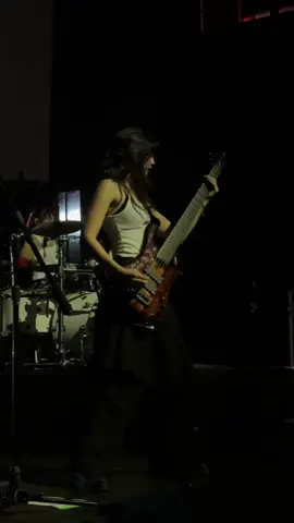 ale is so pretty guys ☹️☹️☹️ i will post more vids from da show soon! #thewarning #laswawas #fyp #thewarningrockband #alejandravillarreal 