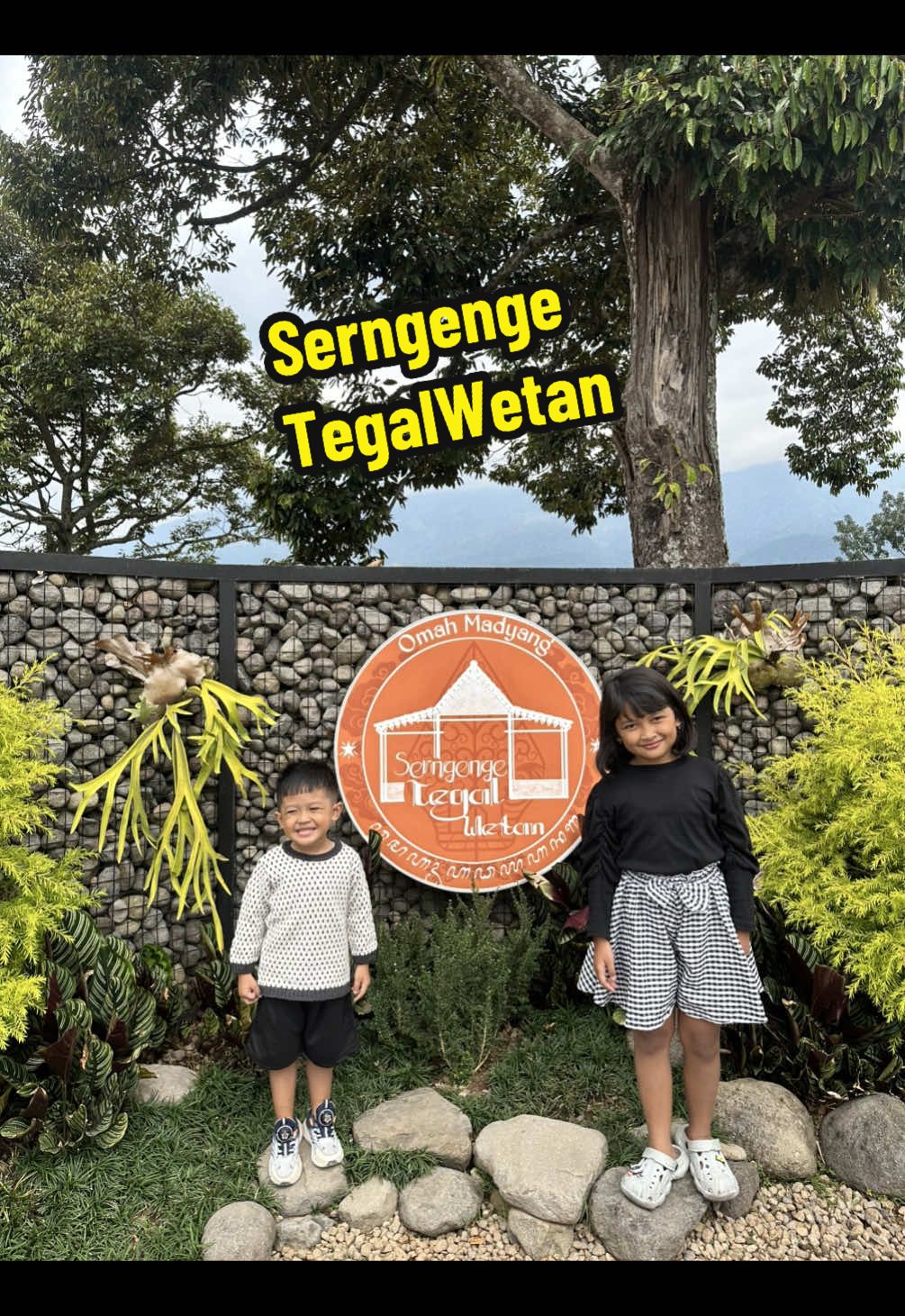 Nemu tempat makan dengan view pegunungan yang cakep, harga makanan dan minumannya juga murah✨🫶🏻 📍Serngenge Tegal Wetan Sumberejo, Lumbangrejo, Kec.Prigen, Pasuruan  #fyp #fypage #cafetrawas #cafeprigen #prigen #trawas #serngengetegalwetan #cafe #CapCut #jawatimur #prigenpasuruan #restoran #wisata 