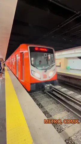 Por vivir la experiencia estuvo bien, pero me faltaba el aire, olía mal, me dio claustrofobia y todo el camino iba mareada jajaja 😩 #cdmx #cdmx🇲🇽 #metro #metrocdmx #mexicocheck #mexico #mexico🇲🇽 #transporte #viaje #viajar #viajando #fyp #paratii #conociendolugares 