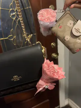 mini bouquet keychains available now‼️ dm to order  🩷##4u #minibouquet#minibouquetkeychain #fypシ #htx #coach#coachpurse #fyp