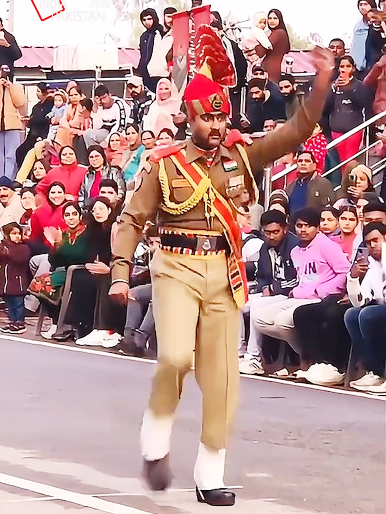 The flag lowering ceremony at the India Pakistan border has been held by both sides since 1959. Despite the complex and tense relationship between the two countries, this tradition symbolizes formal peaceful coexistence. The ceremony includes the synchronized lowering of flags by border soldiers from both countries, dignified kicking, saluting, and the solemn closure of the border gates. Waghkh is located 18 kilometers west of Amritsar, India and 17 kilometers east of Lahore, Pakistan, on the border between the two countries. Since the partition of India and Pakistan, the border troops between India and Pakistan have been engaged in a fierce ceremony of closing and lowering flags at the Waghh port every morning and evening. Both soldiers raised their feet as much as possible and dropped heavily in order to make their footsteps louder than the other. Use the loud sound of leather shoes knocking on the ground to showcase the military appearance of the country. The decoration on the distinctive military uniforms of India and Pakistan resembles a cockscomb, and two Indian and Pakistani soldiers compete with each other as if two roosters are facing each other. In the end, amidst the tense atmosphere, soldiers from both countries shook hands and quickly closed their ports, lowering their national flags. This unique landscape is staged every day, attracting tourists from all over the world to visit. Even in 2009, a documentary called 'Wagner' was filmed to document these unique scenes. On May 11, 2025, India and Pakistan resumed their daily joint flag lowering ceremony at the Wagga Port, with cheers from the audience. #India#Pakistan#soldier#whiteflag #top#hot