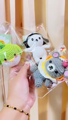 เดินทางจ้า 😊 รอรับกันเลยนะจ้า หลานๆ กำลังไปหาคุ๊งยายยยย น้า 😊❤️😘 #bentocraft #ตุ๊กตาถักไหมพรม #พวงกุญแจ #polcasan #polcasan🐳 #keychain #ตุ๊กตาถักโคร์เชต์ #lookkhunnoo #ลูกคุณหนู #got7 #got7forever 