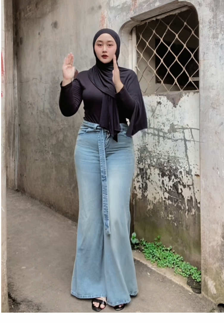 Membalas @Amell #vierlin #vierlinjeans #jeans #jeanshighwaist #levis #celanajeans #jeanswanita #fyp #foryou 