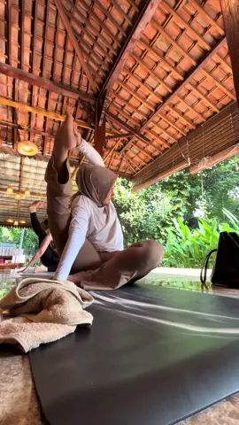 Gapapa aku kuat walaupun mual dikit ☺️🤏🏻 #yoga #yogaflow 