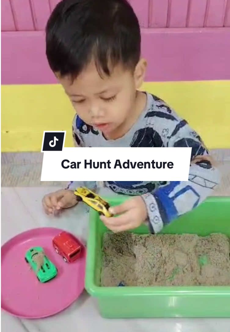 Tajuk : Car Hunt Adventure Objektif Aktiviti :  🚗Kanak-kanak dapat menggunakan deria sentuhan untuk mengenal pasti objektif tersembunyi. 🚗Kanak-kanak dapat menyebut warna kenderaan yang dijumpai. #taska #taskamanjakukreatif  #taskakelantan #taskakotabharu  #activityforkids #kidslearning 