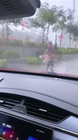 Dad Used His Clothes To Protect My Daughter From The Rain#fatherlove #cutebaby #funny #familygamenight #funnybaby #baby #family 