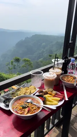 Mie rebus with a view #sedawungview #puncaktombo #wisatabatang #batang #fypシ゚ 