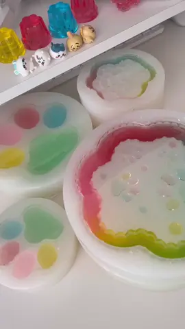 カラフルな肉球ケース 過去一大きいかもしれない #handmade #resin #ハンドメイド #レジン #モールド #肉球 #paw #肉球ケース #キラキラ 