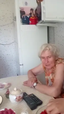 #бабушкашарит 