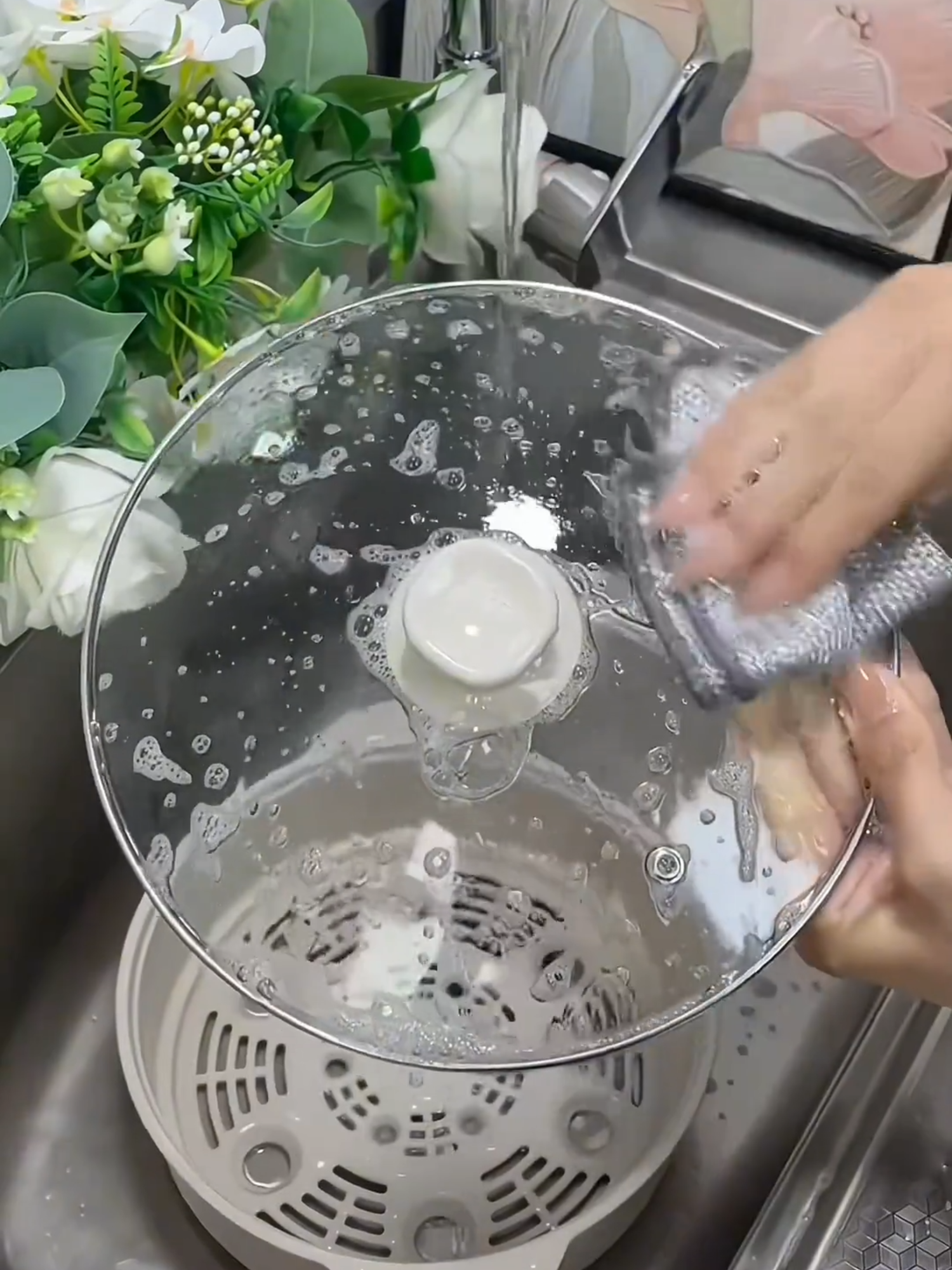 This steel wool cloth is super handy to use, cleans really well, and doesn't damage the cookware. #KitchenMustHaves #SteelWoolDishCloth #LifeSaver #steelwooll #HomeTools这个钢丝球抹布用着是真顺手，擦的干净，还不伤锅具#厨房好物 #钢丝洗碗布 #生活好帮手 #钢丝布#居家工具
