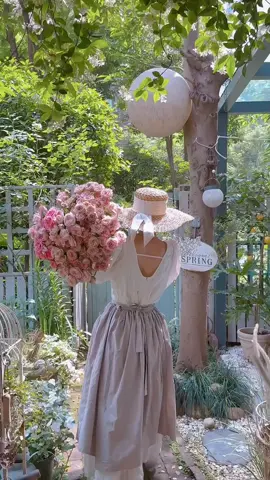 Tình yêu, suy cho cùng, không phải là chuyện níu giữ một người ở bên mình bằng mọi giá. Không phải là cố gắng thay đổi người để vừa vặn với kỳ vọng của mình, cũng không phải là gò ép bản thân để trở thành ai đó mà họ mong muốn. Tình yêu nên là sự tự do, là nơi mỗi người được là chính mình – không phán xét, không áp đặt, không ràng buộc. “Không làm khó người, không làm khó mình. Hãy để họ là họ, hãy để chúng ta là chúng ta.” Câu nói ấy nghe thì nhẹ nhàng, nhưng lại là một quá trình trưởng thành đầy khó khăn. Bởi ai yêu mà chẳng từng muốn đối phương thuộc về riêng mình, muốn họ yêu theo cách mình cần, hiểu theo cách mình muốn. Nhưng rồi ta nhận ra, tình yêu thực sự không sinh ra để giới hạn ai cả. Khi một người được sống đúng là họ, không cần mang mặt nạ, không cần gồng mình để làm vừa lòng ai, thì tình yêu ấy mới có thể lâu bền. Còn nếu phải nhọc lòng đoán ý, mệt mỏi chịu đựng, hay liên tục tổn thương chỉ vì khác biệt trong cách yêu thương, thì đó không còn là tình yêu – mà là một cuộc chiến. Ta không đến với nhau để làm khó nhau, không bước vào đời nhau để khiến những ngày tháng thêm nặng nề. Yêu một người, không nhất thiết phải giữ họ ở cạnh bên. Đôi khi, yêu là để họ được là chính họ – dù điều đó có nghĩa là họ không còn nằm trong vòng tay ta nữa. Và đôi khi, yêu còn là buông bỏ kỳ vọng để chính mình cũng được sống nhẹ nhõm, bình yên. Hãy để họ là họ. Hãy để chúng ta là chúng ta. Nếu có duyên, mọi điều tự khắc sẽ vừa vặn. Nếu không, ít nhất ta đã yêu bằng cả sự tử tế và lòng chân thành!