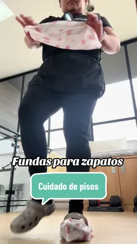Por qué usar fundas para zapatos en la limpieza de casas ? #holacolegas #limpiezadecasasenusa🇺🇸 #limpiandocasasenusa #emprendedoraenlalimpiezadecasas #historiasdecolegasdelalimpieza #publicidad 