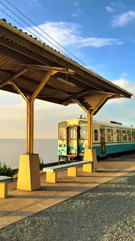 日本で１番海に近い駅 🇯🇵🚃 The closest station to the sea in Japan 🇯🇵🚃 📍日本 . 愛媛県 「下灘駅」 🇯🇵🚃 📍Japan . Ehime 「Shimonada Station」 🇯🇵🚃 #japan #spiritedaway #spirited #iphone #愛媛県 #下灘駅 #千と千尋の神隠し #🇯🇵 