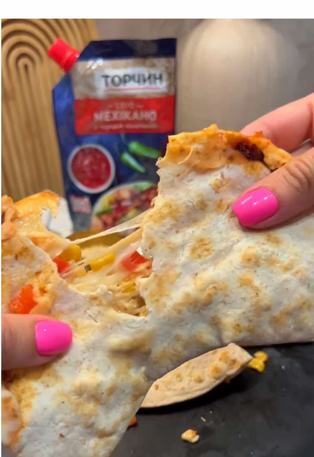 🌮Кесадилья з куркою та овочами💛 ідеальний варіант смачного обіду або вечері🤤 Інгредієнти: ✨ куряче філе 1 шт ✨ солодкий перець 1 шт ✨ кукурудза консервована 3 ст.л.  ✨ соус Мехікано від Торчин ✨ моцарела 100 г ✨ сіль та спеції ✨ лаваш 4 шт. Смачного🫶🏼 #рецепти #рецептиукраїнською #кесадилья #вечеря #обід #смачнірецепти 