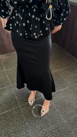 ini rok mermaid yang aku cari cuttingannya super cakepp 40ribuan ajaa 😍✨ #rokduyung #mermaidskirt #skirt #rok #ootdhijab #outfitideas #fyp #foryou 