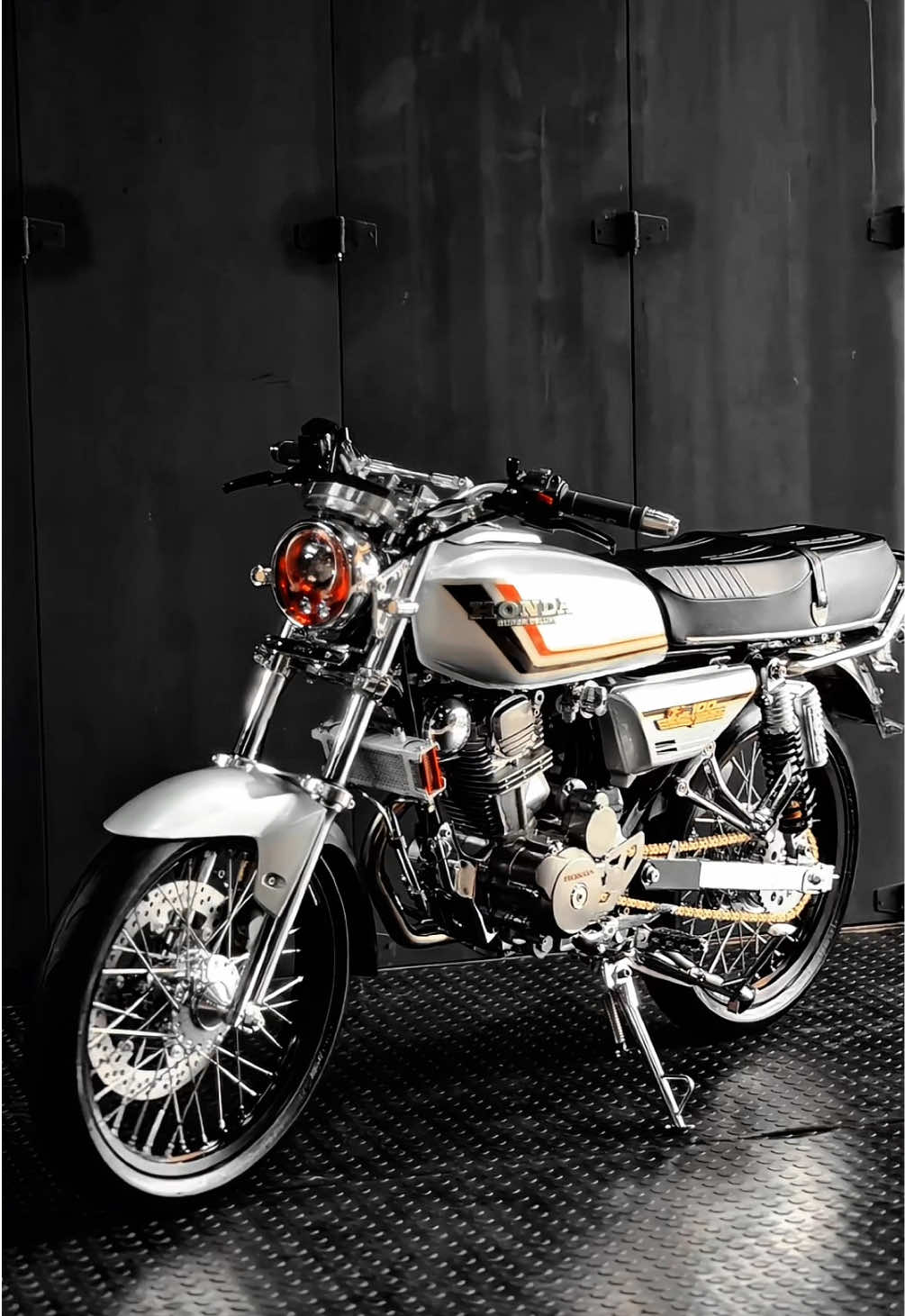 Alhamdulillah  DONE, Gl100 Albino basic original bermesin 200cc pesanan dari Pati ! Review lengkapnya sudah tayang di YT BADAS GARAGE  Owner #gl100 #gl #hondagl #hondagl100 #kmhgl #kmhgl100 #tangkigl100original #tangkigl100 #gl100original #gl100modifikasi #gl100racing #gl100teyeng #gl100indonesia #gl100inspirasi #gl100hits #gl100jatim #kmhglindonesia #kmhgl100indonesia #kmhglofficial #kmhgljatim #kmhgl100surabaya #gl100menolakpunah #gl100racinglook #gl100kontes #gl100holiday #gl100kalimantantimur #gl100kalimantan #gl100kalimatantengah #badas #badasgarage #badasgank #fyp #foryoupagе 