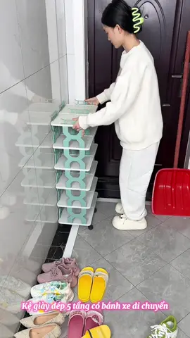 Kệ dép 5 tầng có bánh xe di chuyển. 	•	Kệ dép 5 tầng với thiết kế thông minh giúp bạn sắp xếp đôi dép một cách dễ dàng và tiện lợi. 	•	Kệ được trang bị bánh xe di chuyển giúp bạn có thể di chuyển kệ một cách thuận tiện. Cả nhà xem ở giỏ hàng nhé! #thinhhanh #giadungtienich #giadung #dogiadung #kegiaydep #kegiaydep5tang #kegiaydepnhieutang #kegiaydepcobanhxe 